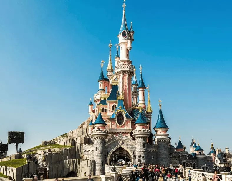 Disneyland Paris parc de loisirs vue du château